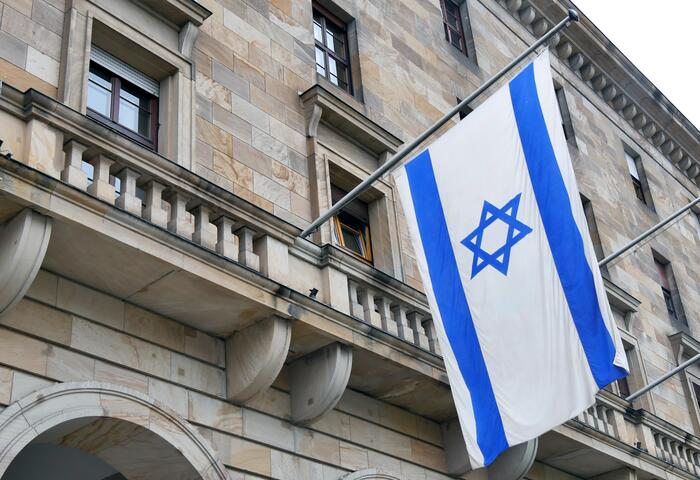 Als Zeichen der Verbundenheit mit der israelischen Partnerstadt Haifa hat die Stadt Mannheim am 14. Mai die Israel-Flagge am Rathaus gehisst.