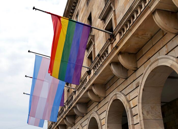 Die Trans*Pride-Flaggen am Rathaus