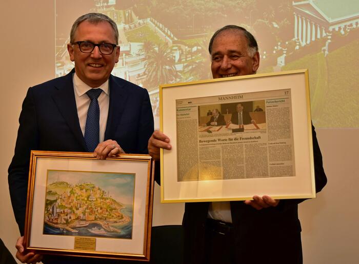 OB Dr. Peter Kurz übergibt ein Geschenk an Haifas OB Yona Yahav.