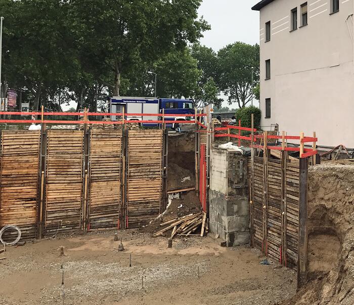 Durch die schweren Regenschauer wurden die Spundwände stellenweise von den Erdmassen durchbrochen.