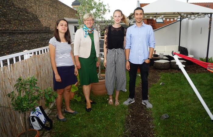 Marianne Crevon, Klimaschutzagentur und Umweltbürgermeisterin Felicitas Kubala (v. l. n. r.) im geförderten Dachgarten von Mirjam Hofmann und Patrick Kammer.