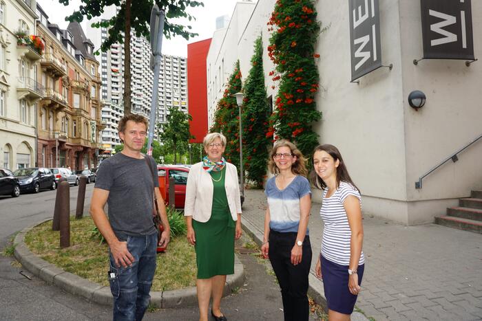 Umweltbürgermeisterin Felicitas Kubala am Werkhaus des Nationaltheaters, wo Klettertrompeten hochranken. Mit dabei: Thomas Busse (Leiter des Ateliers NTM, links) und Christine Diller (Leiterin Presse- und Öffentlichkeitsarbeit NTM, 2. v. r.) sowie Marianne Crevon (rechts) von der Klimaschutzagentur.
