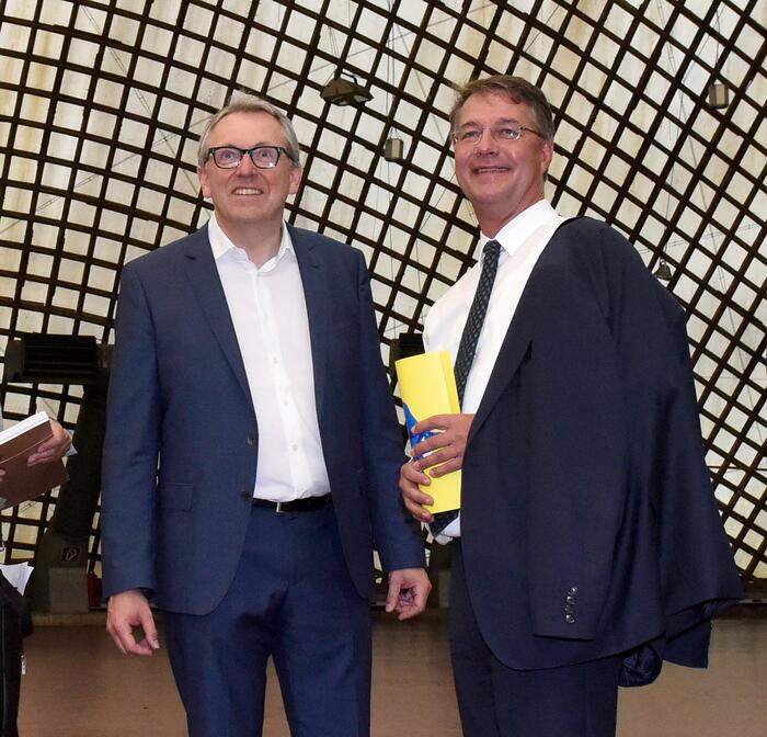 OB Dr. Peter Kurz zeigt Staatssekretär Gunther Adler die Multihalle