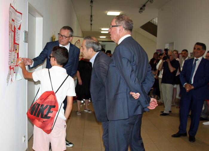 Ein Schüler erläutert OB Dr. Kurz die Ausstellung