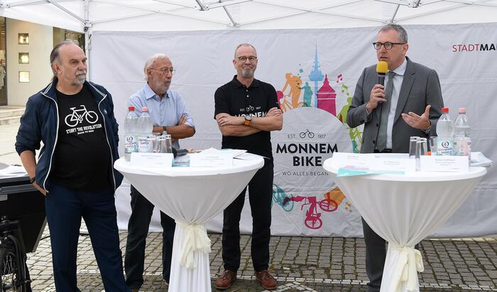 Von links nach rechts: Gerhard Fontagnier, Stadtrat BÜNDNIS 90 DIE GRÜNEN; Lutz Pauels, Werbegemeinschaft Mannheim City e.V.; Axel Bentz, Geschäftsstelle Monnem Bike; Dr. Peter Kurz, Oberbürgermeister Stadt Mannheim
