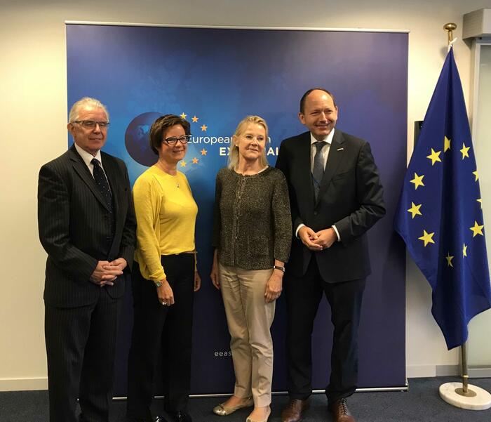 Erster Bürgermeister Christian Specht mit Ronald Hall, Senior Berater der Europäischen Kommission für internationale Beziehungen (links), und Lotte Knudsen, Generaldirektorin für Menschenrechte, globale und multilaterale Angelegenheiten des Europäischen Auswärtigen Dienstes (zweite von rechts) sowie Nona Deprez (Europäische Kommission, zweite von links)