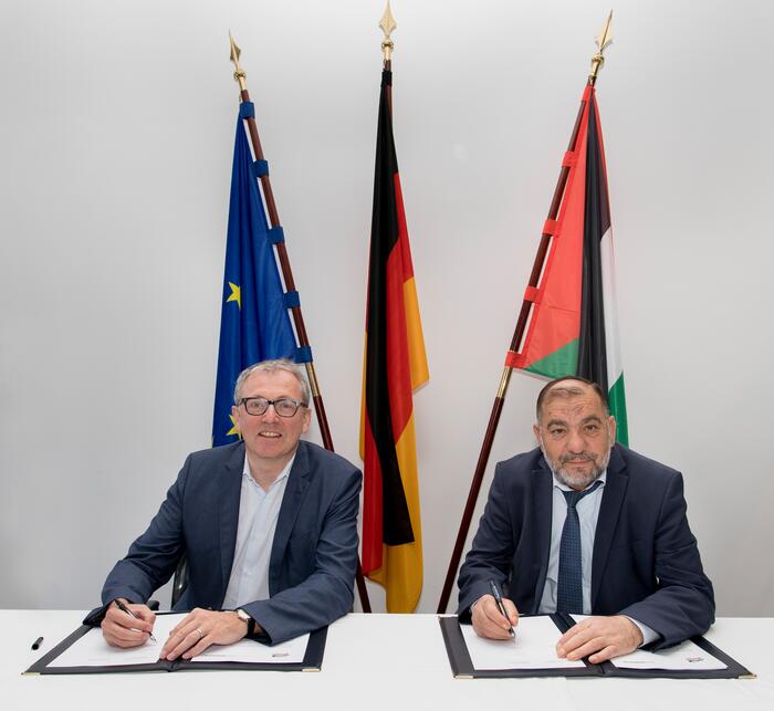 Oberbürgermeister Dr. Peter Kurz und Taysir Abu Sneineh, OB von Hebron bei der Vetragsunterzeichnung