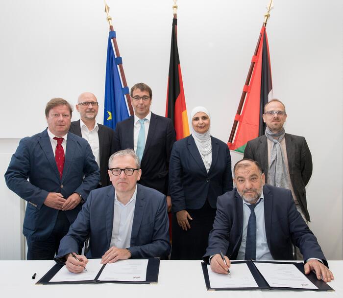 Vertragsunterzehcnung für das bislang größte entwicklungspolitische Projekt der Stadt Mannheim