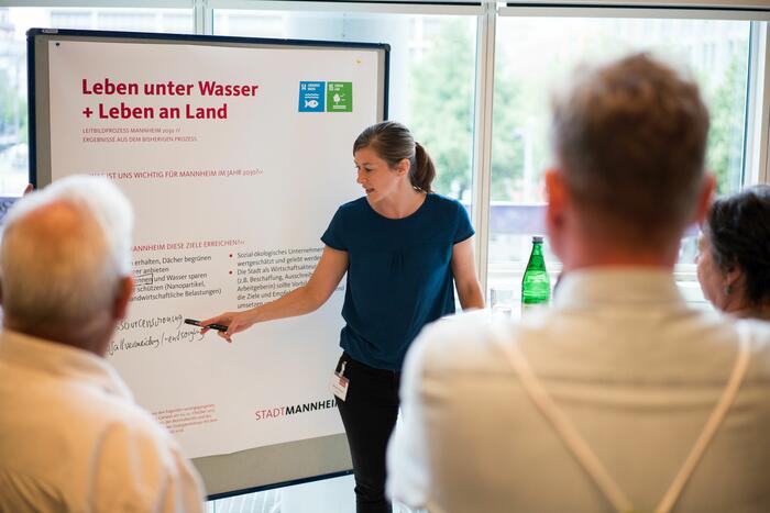 Gruppenarbeit im Rahmen des Bürgerdialogs Leitbild Mannheim 2030