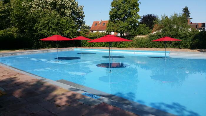 Schattige Plätze im Planschbecken des Carl Benz Bades