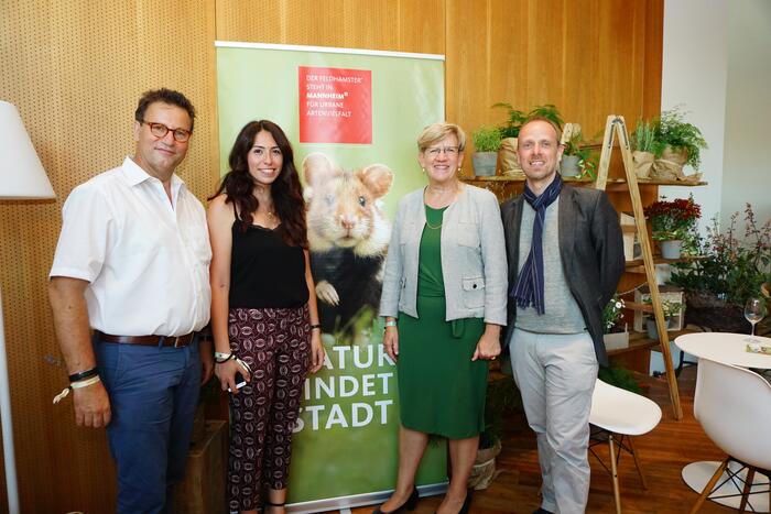 Minister Peter Hauk am Mannheim Stand mit Melis Sekmen, Bürgermeisterin Felicitas Kubala und Dirk Grunert (v. l. n. r.).
