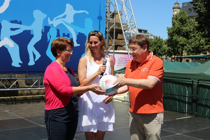 Sportbürgermeister Lothar Quast übergibt den Fairtrade Ball