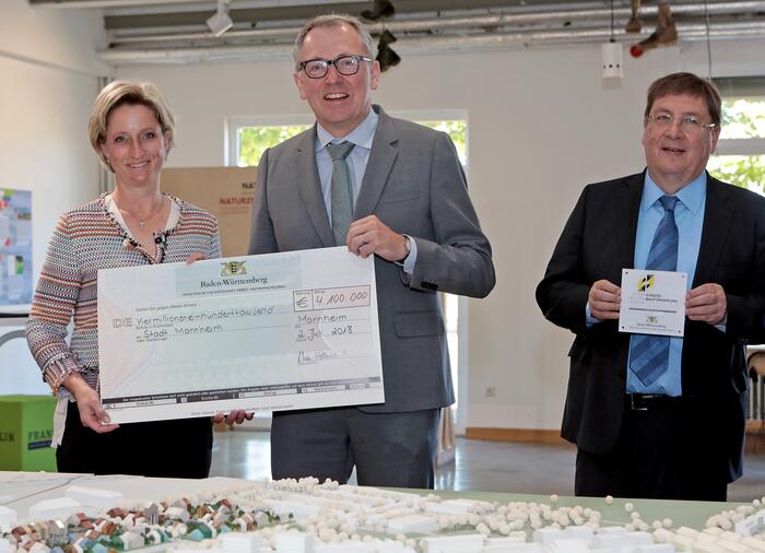 Wirtschaftsministerin Hoffmeister-Kraut übergibt einen Scheck in Höhe von 4,1 Mio. Euro 