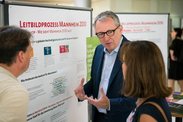 OB Dr. Peter Kurz  im Gespräch mit Teilnehmern des Bürgerdialogs 