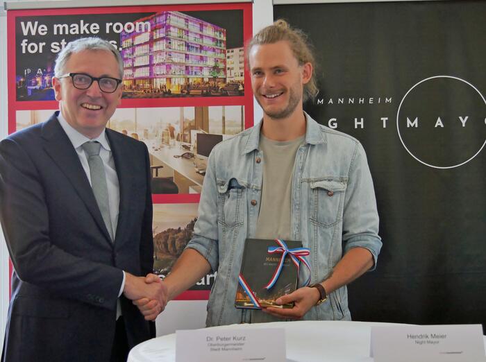 Oberbürgermeister Dr. Peter Kurz begrüßt den Night Mayor im Rathaus