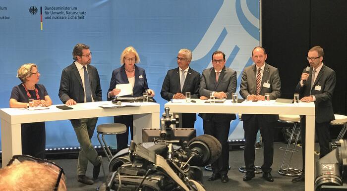 Erster Bürgermeister Christian Specht (2.v.r.) spricht in Berlin mit Bundesministerin Schulze und Bundesminister Scheuer sowie den (Ober)bürgermeistern der anderen Modellstädte über die geplanten Maßnahmen.