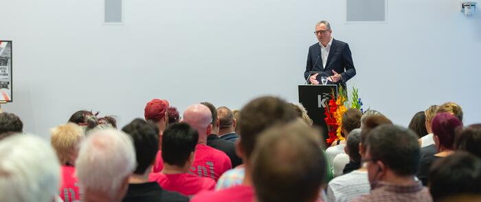 Oberbürgermeister Dr. Peter Kurz dankte beim Regenbogenempfang der Stadt Mannheim Engagierten aus der LSBTI-Community