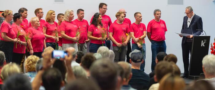 Oberbürgermeister Dr. Peter Kurz ehrte Harald Blaull und das Organisationsteam des Christopher Street Day Rhein-Neckar mit einer Urkunde