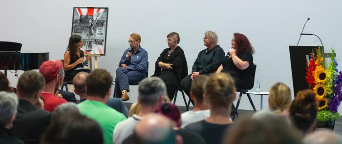 Moderatorin Rosa Omeñaca Prado und die Aktivistinnen Stephanie Kuhnen aus Berlin Charlottenburg-Wilmersdorf, Sida Olesiak aus dem polnischen Bydgoszcz, Oksy Morar aus dem litauischen Klaipėda sowie Alys Einion aus dem walisischen Swansea (v. l.) bei einer Talkrunde