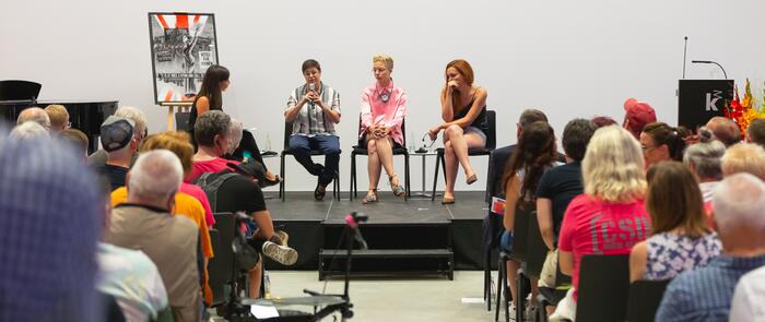 Moderatorin Rosa Omeñaca Prado mit den Aktivistinnen Adi Sadaka aus dem israelischen Haifa, Paula Cerescu aus dem moldawischen Chișinău sowie Beren Azizi aus dem türkischen Beyoğlu (v. l.)