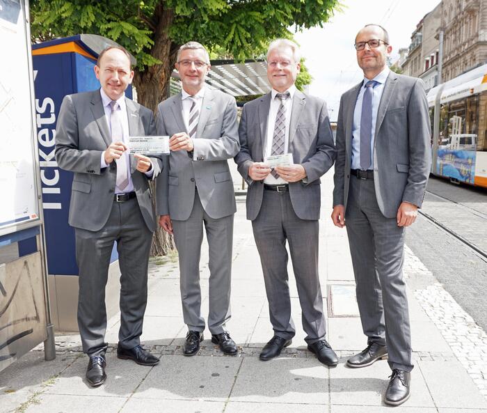 v.l.n.r.: Erster Bürgermeister und ÖPNV Dezernent Christian Specht hat am Mittwoch gemeinsam mit Klaus Dillinger (rnv-Aufsichtsratsvorsitzender), Volkhard Malik (VRN-Geschäftsführer) und Christian Volz (Kaufm. Geschäftsführer rnv) die Maßnahmen der Modellstadt Mannheim vorgestellt.