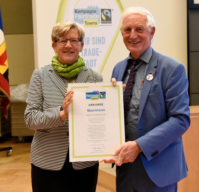 Bürgermeisterin Felicitas Kubala nimmt den Preis "Fairtrade Town" für Mannheim