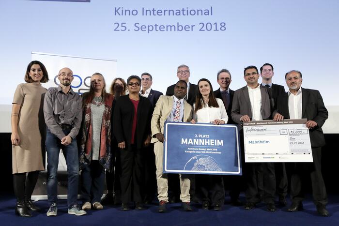 Die Mannheimer Delegation mit dem Preis "Kommune bewegt Welt"