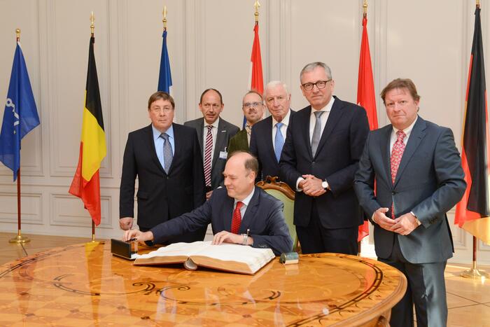 Seine Exzellenz Willem van de Voorde, Botschafter des Königreichs Belgien in Deutschland, trägt sich im Beisein der Bürgermeister Lothar Quast und Christian Specht, der Stadträte Dirk Grunert und Professor Achim Weizel, des Oberbürgermeisters Dr. Peter Kurz sowie des Stadtrats Bernd Kupfer (v. l.) ins Goldene Buch der Stadt Mannheim ein.