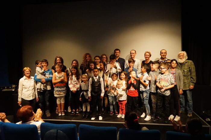 Birgit Schreiber (links), Kinderbeauftragte der Stadt Mannheim, mit dem Team von "Das goldene Mädchen"