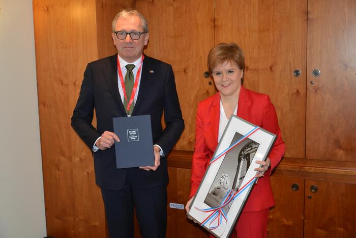 OB Dr. Kurz zusammen mit der schottischen Regierungschefin Sturgeon