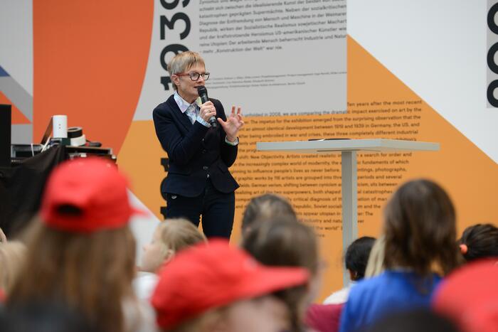 Dr. Ulrike Lorenz begrüßt die Kinder beim Kindergipfel 2018