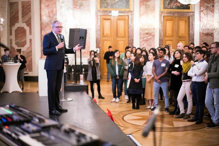 Oberbürgermeister Dr. Peter Kurz spricht vor den internationalen Studierenden 