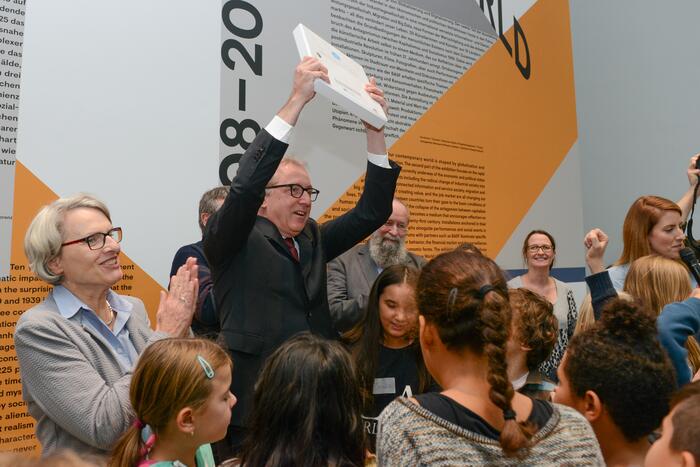 Oberbürgermeister Dr. Peter Kurz mit dem Weißbuch des Kindergipfels 2018