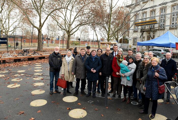 Bürgermeister Lothar Quast mit Stadträten, Bezirksbeiräten und Spendern vor dem neuen Laubbaum auf dem Meeräckerplatz