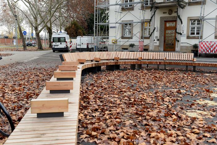 Geschwungene Sitzbank auf dem Meeräckerplatz