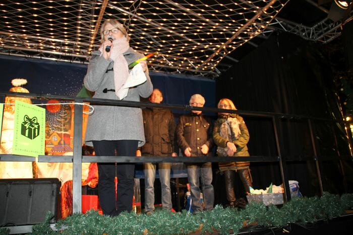 Dr. Ulrike Freundlieb übergibt Geschenke an den Kinderschutzbund