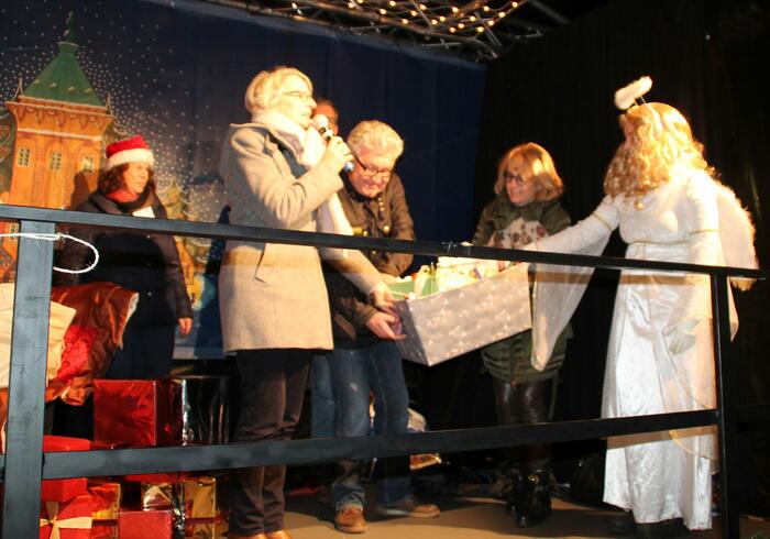 Bürgermeisterin Dr. Ulrike Freundlieb übergibt Geschenke an den Kinderschutzbund