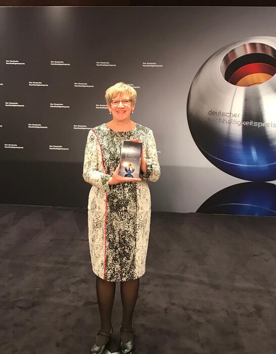 Bürgermeisterin Felicitas Kubala nimmt den Nachhaltigkeitspreis für die Stadt Mannheim entgegen