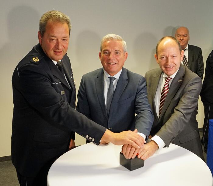 Mit einem symbolischen Knopfdruck starten Innenminister Thomas Strobl, Erster Bürgermeister Christian Specht und Polizeipräsident Thomas Köber die intelligente Videoüberwachung in Mannheim.