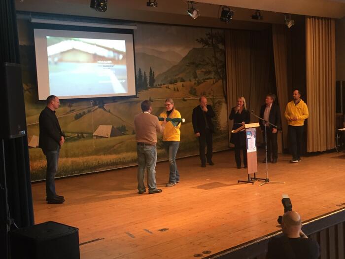 Bürgermeister Lothar Quast bei der Fahnenübergabe der Special Olympics
