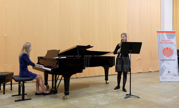 Emily Isinger (Klavier) und Antonia Mangold (Klarinette) erspielen sich in der Kategorie Klavier und ein Holzblasinstrument einen ersten Preis samt Weiterleitung zum Landesswettbewerb.