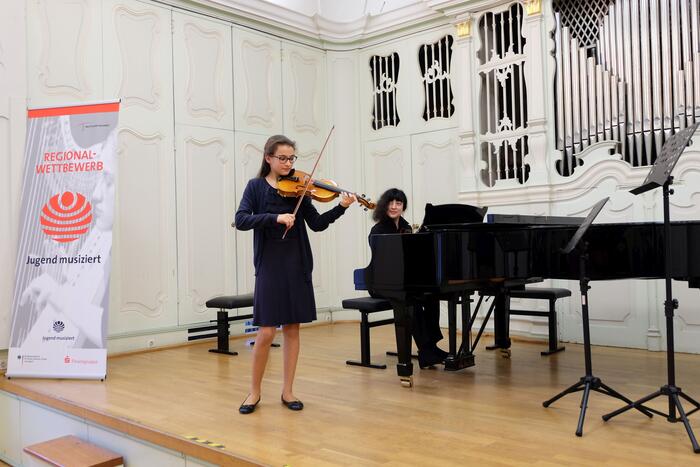Evelina Thormaehlen mit Klavierlehrerin Zhana Minasyan beim Wertungsspiel im Ernst-Toch-Saal.