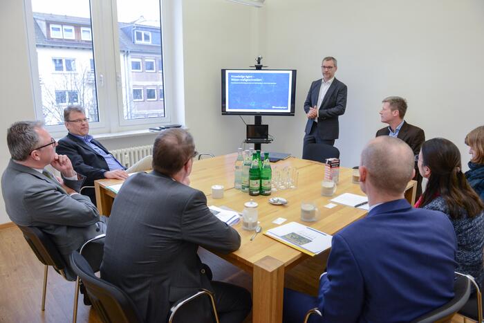 Auf dem Bild (v.l.n.r.): Oberbürgermeister Dr. Peter Kurz, Marcel Ruetz (Geschäftsführer KnowledgeAgent), Wirtschaftsbürgermeister Michael Grötsch, Petar Drakul (pers. Referent des Oberbürgermeisters), Christiane Ram (Leiterin des Fachbereichs für Wirtschafts- und Strukturförderung), Marcel Eberle (KnowledgeAgent), Axel Nösner (Geschäftsführer KnowledgeAgent)