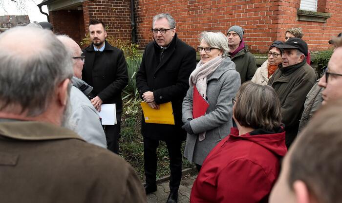 Das Bild zeigt die Teilnehmer beim Stadtteilspaziergang Friedrichsfeld