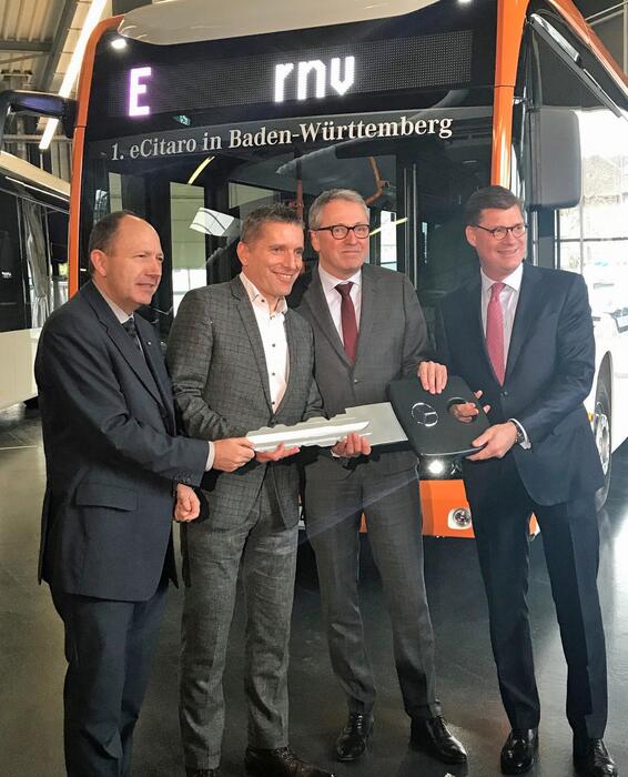 Übergabe der neuen Elektrobusse in Mannheim