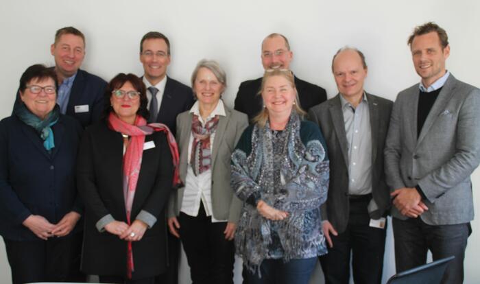 Kooperation Geburtskliniken - Chefärzte und Pfelgedienstleitungen der Mannheimer Geburtskliniken stellen gemeinsam mit Bürgermeisterin Dr. Ulrike Freundlieb die Kooperation vor