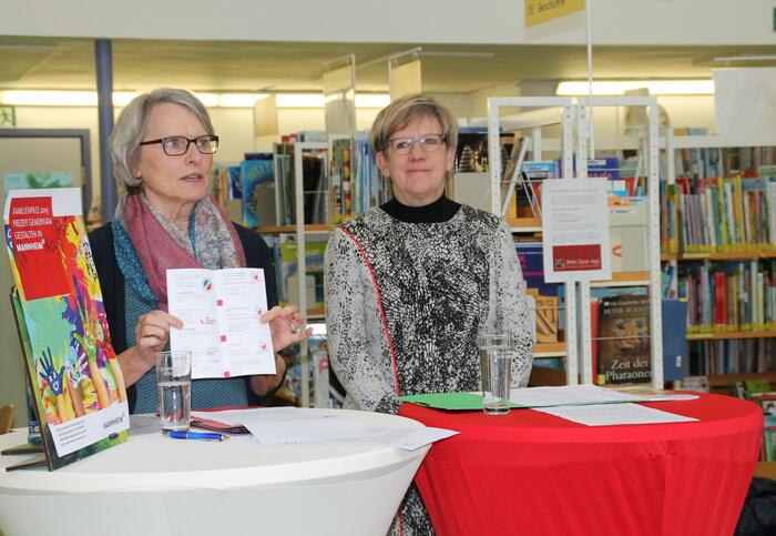 Die beiden Bürgermeisterinnen Dr. Ulrike Freundlieb und Felicitas Kubala stellen den neuen Mannheimer Familienpass vor.