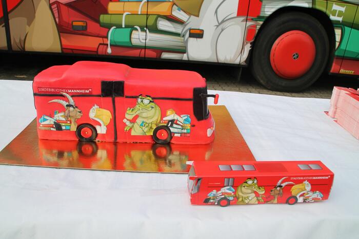 Die Geburtstagstorte: Der Bus en miniature