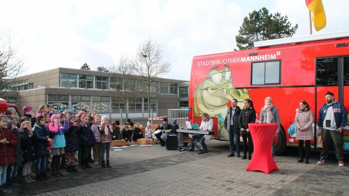 Die Trommel-AG und der Schulchor der Alfred-Delp-Schule bringen zur Einweihung ein Ständchen