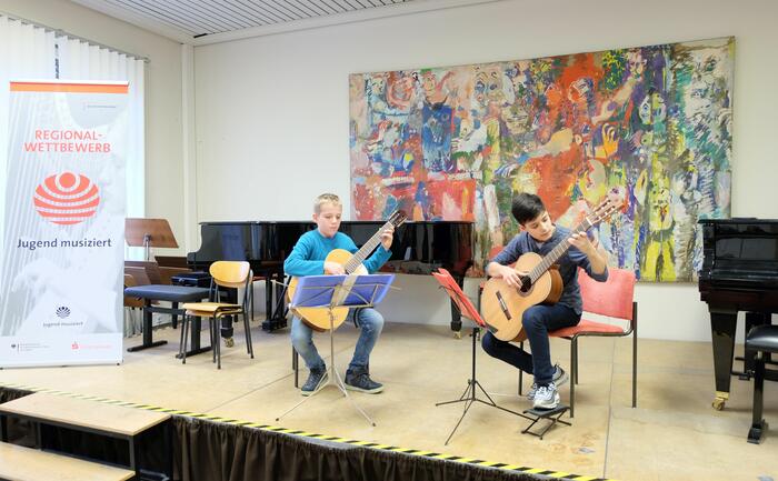 Jannick Ugur: Das Gitarrenduo Jannick Castiglioni (links, 12 Jahre) und Ugur Banatoglu (13 Jahre) spielte den Juroren in der Kategorie Zupfinstrumente vor.